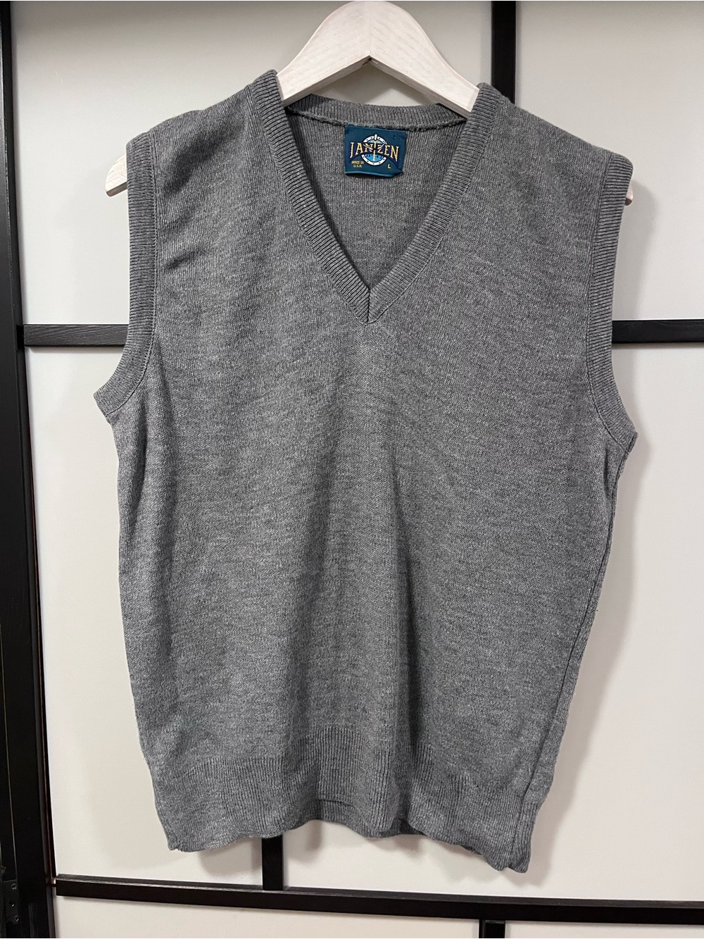 Vintage Jantzen Men’s V-Neck Knit Sweater Vest Size L Gray Made in USA NWT